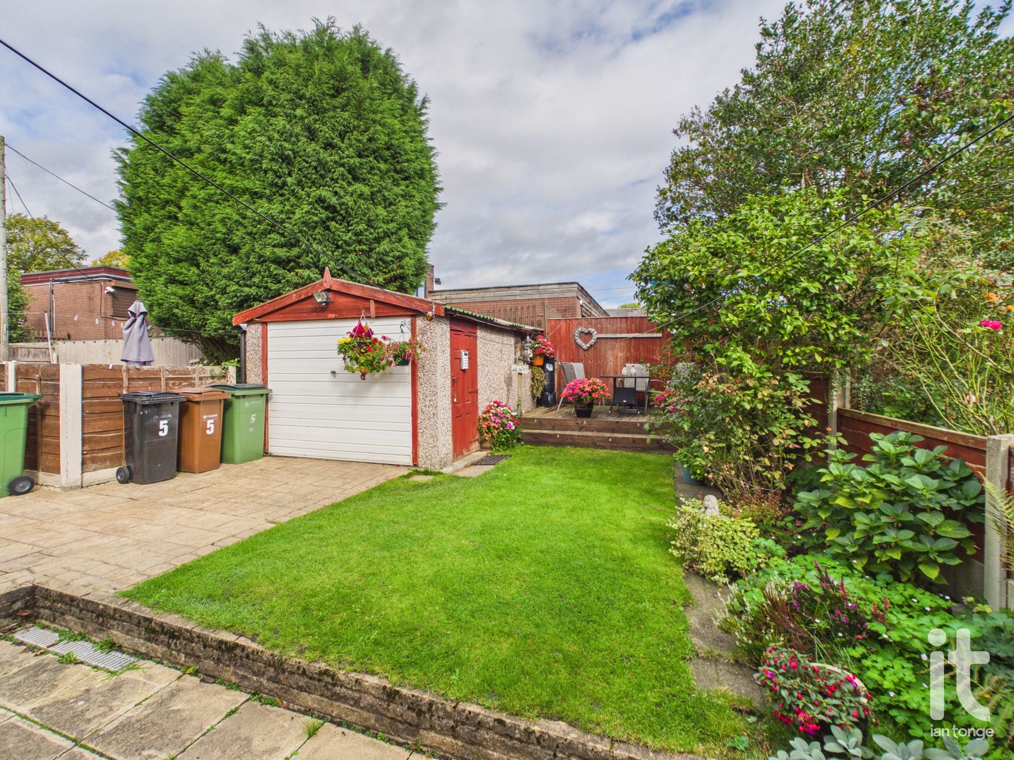 3 bedroom semi-detached house For Sale in Stockport - Property photograph.