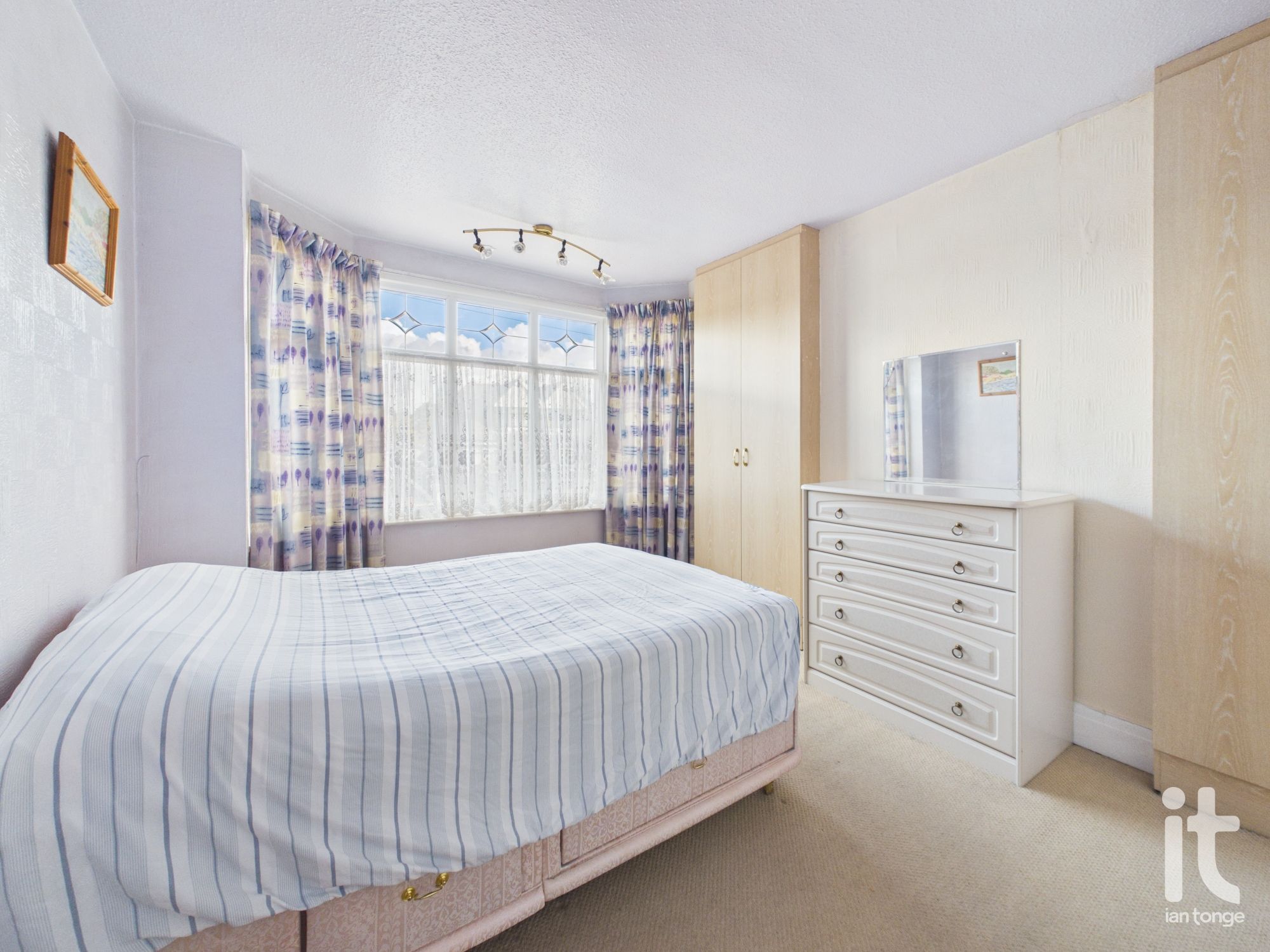 3 bedroom semi-detached house For Sale in Stockport - Photograph 5.