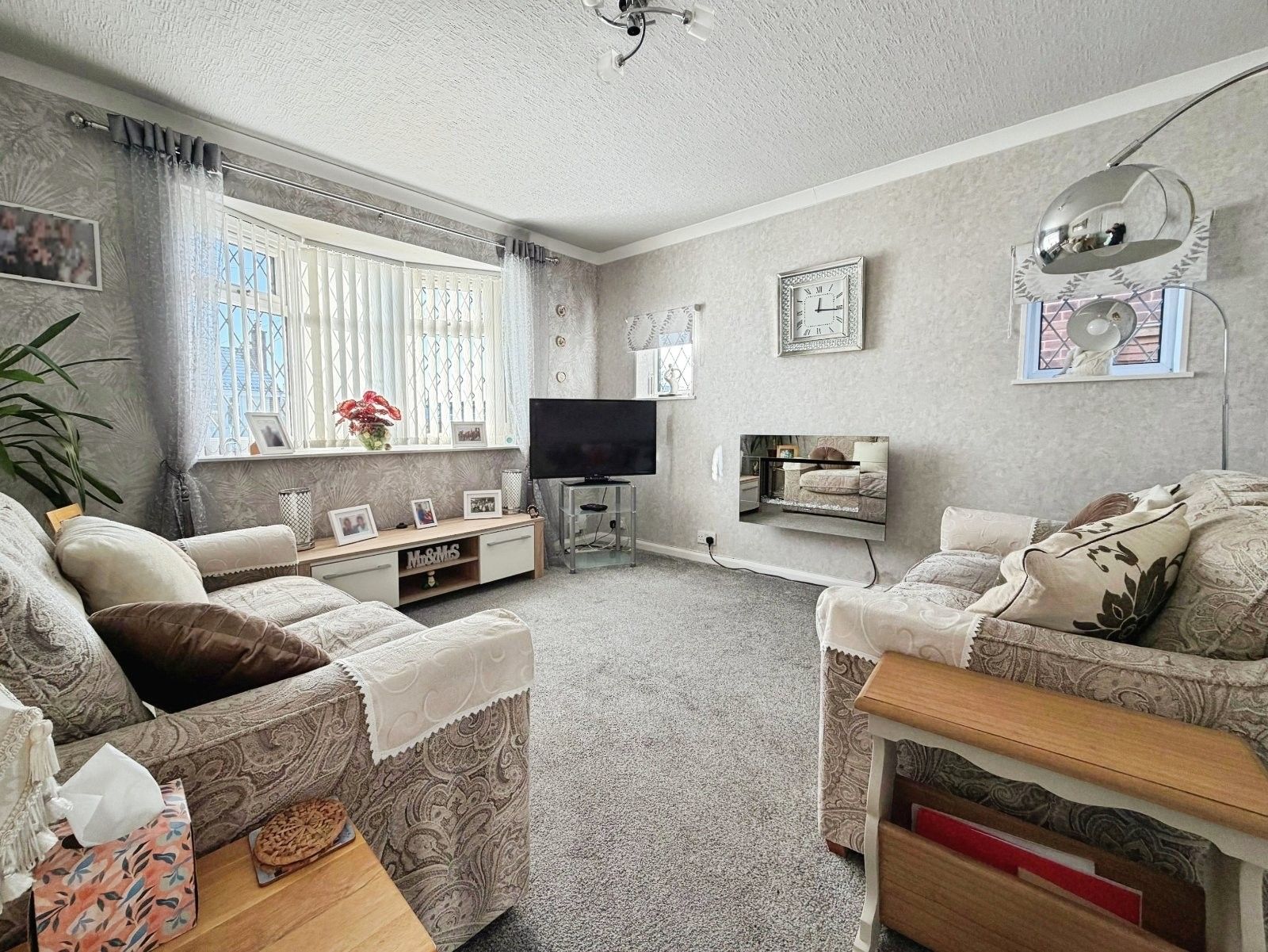 2 bedroom detached bungalow To Let in Stockport - Photograph 4.