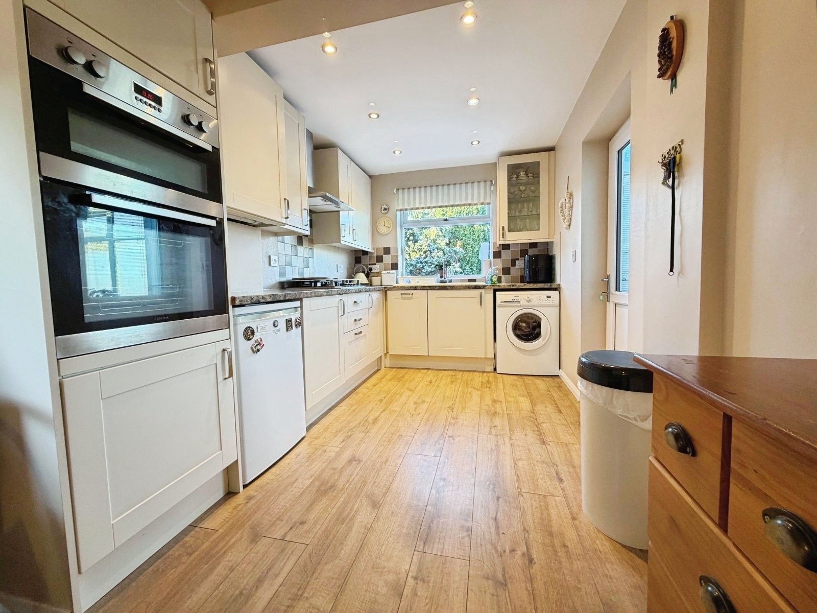 2 bedroom detached bungalow To Let in Stockport - Property photograph.