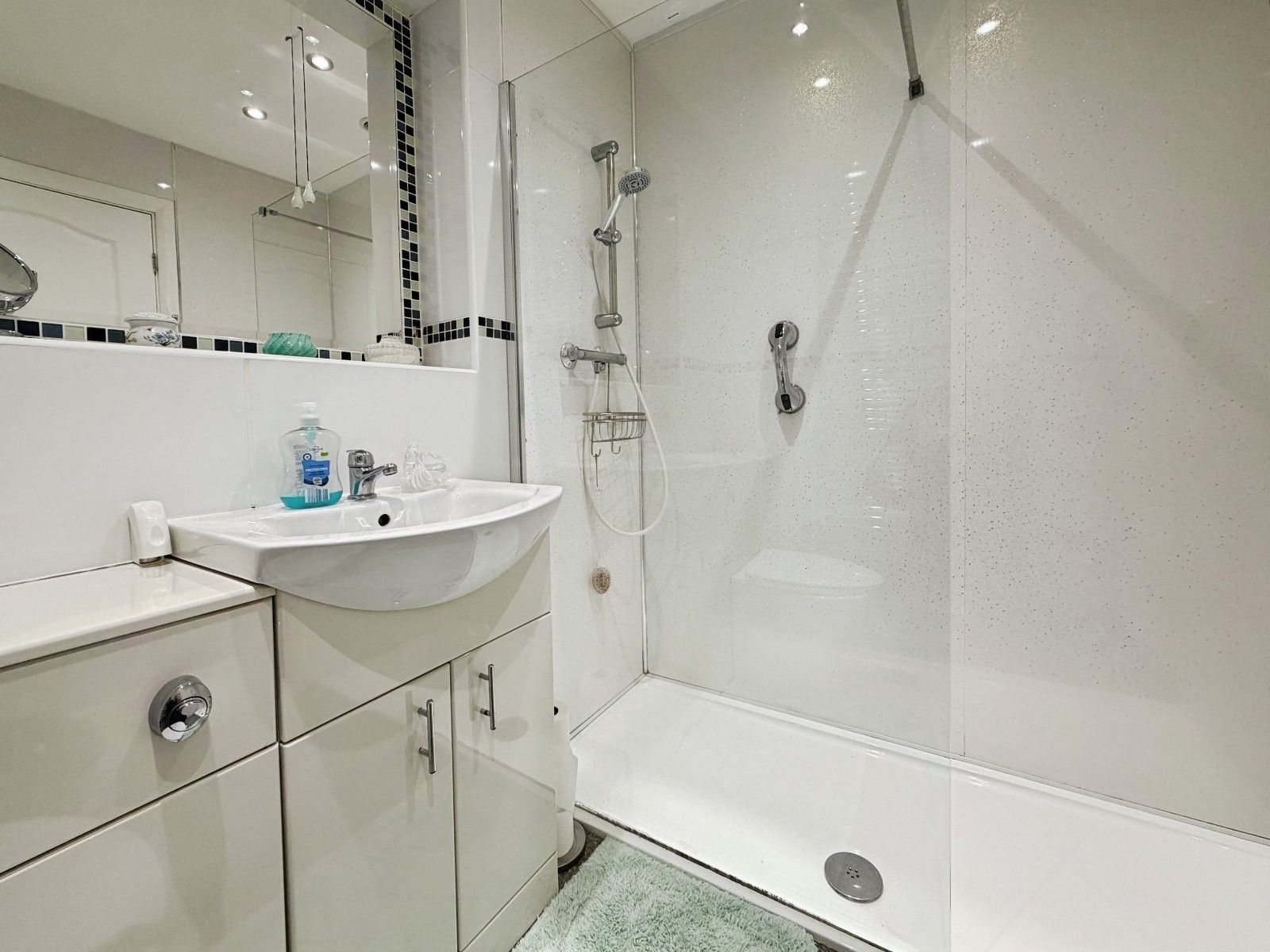 2 bedroom detached bungalow To Let in Stockport - Photograph 8.