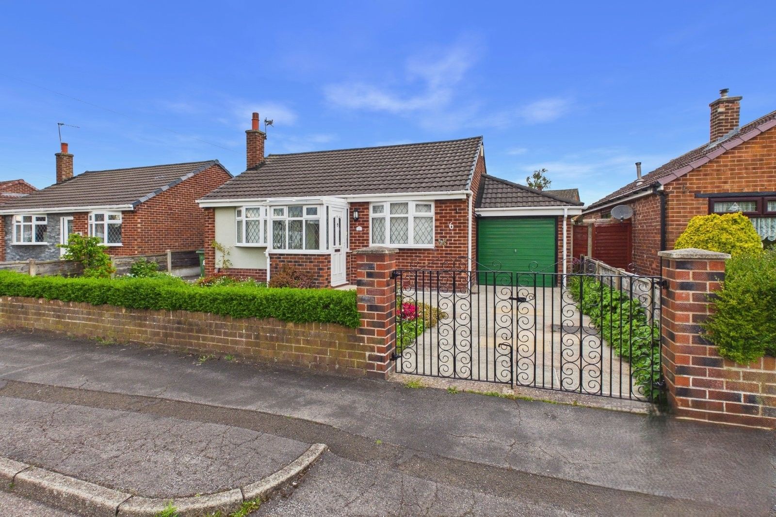 2 bedroom detached bungalow To Let in Stockport - Property photograph.