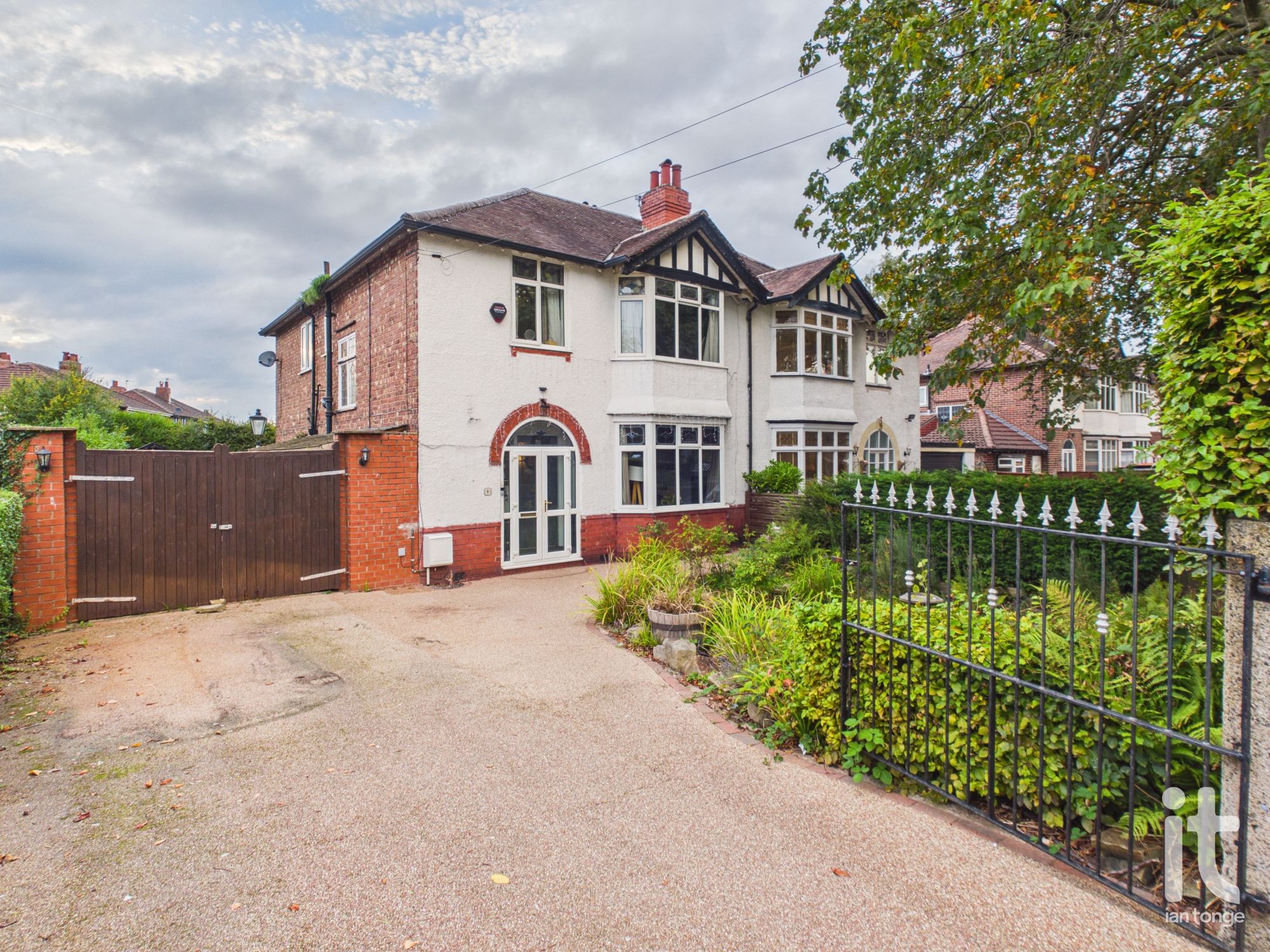 4 bedroom semi-detached house For Sale in Stockport - Property photograph.
