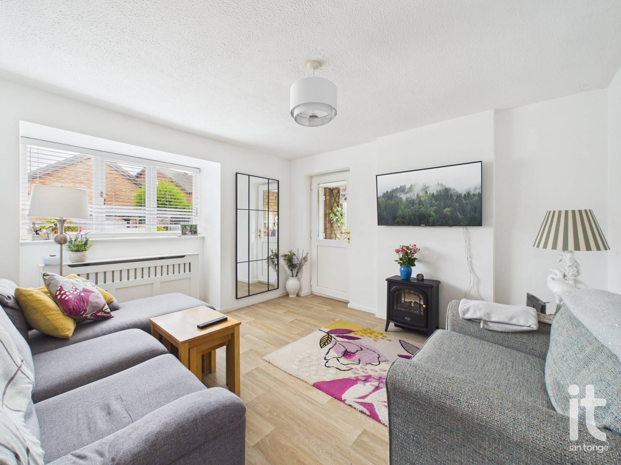 2 bedroom detached bungalow For Sale in Stockport - Property photograph.