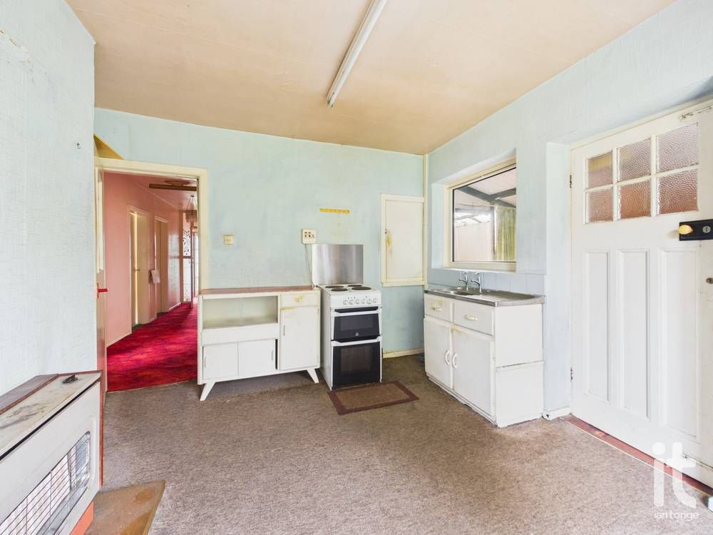 2 bedroom detached bungalow For Sale in Stockport - Photograph 5.