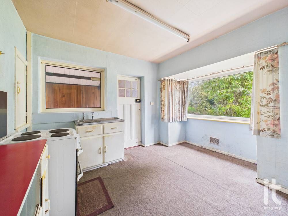 2 bedroom detached bungalow For Sale in Stockport - Photograph 4.