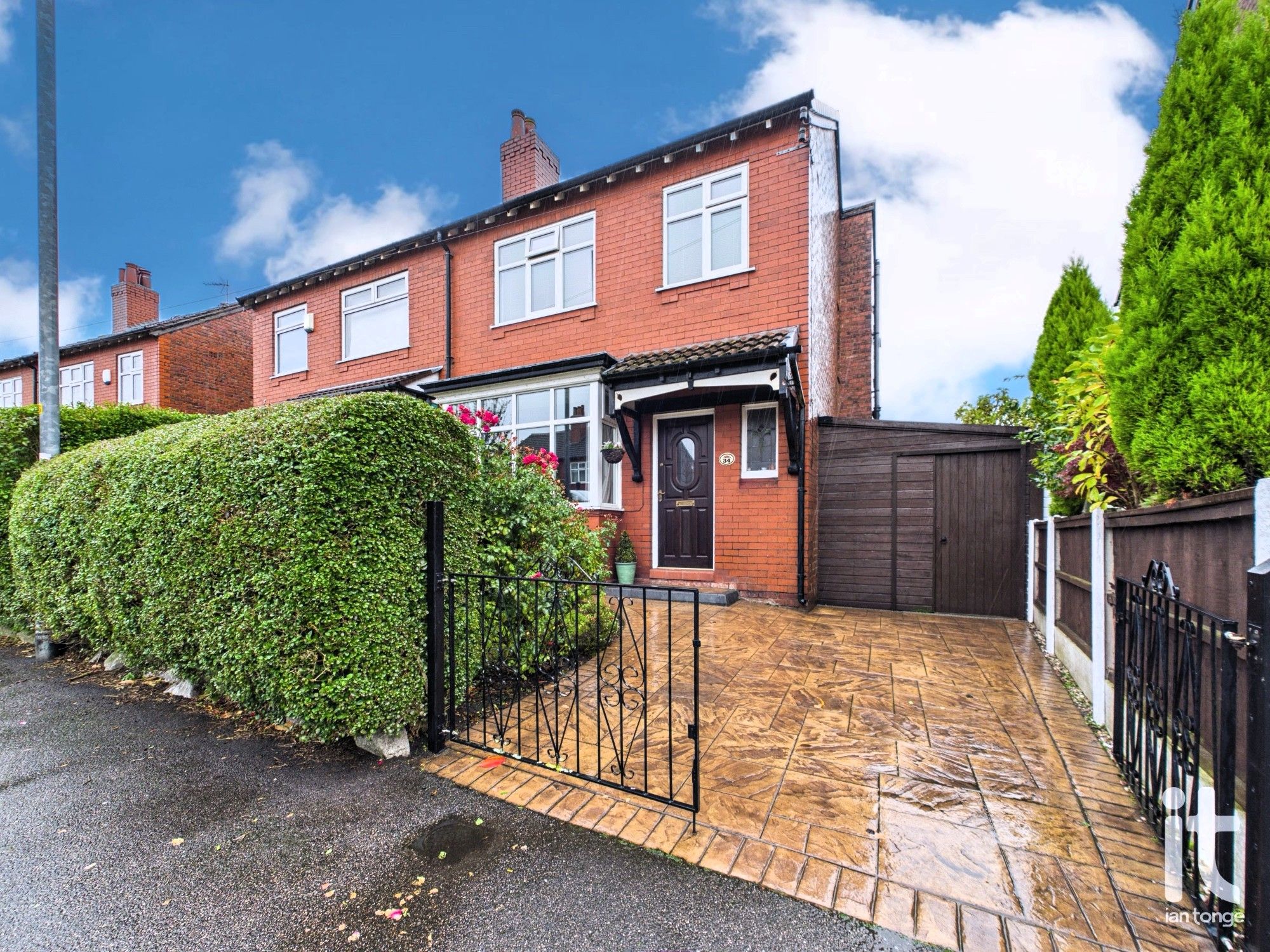 3 bedroom semi-detached house For Sale in Stockport - Property photograph.