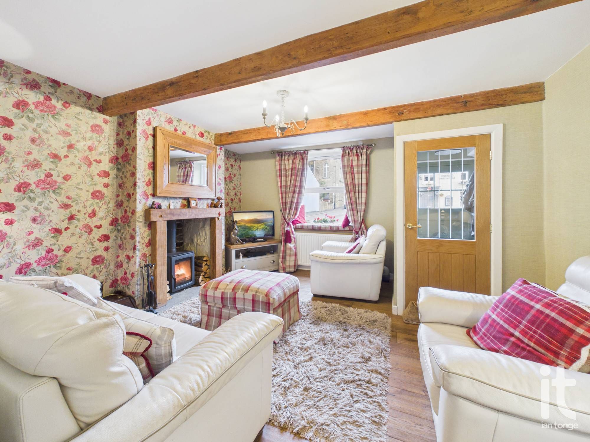 2 bedroom end terraced house For Sale in Stockport - Property photograph.