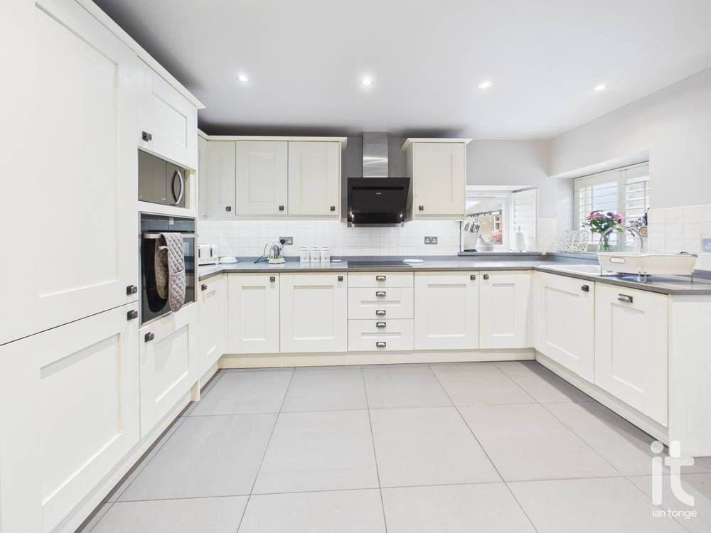 2 bedroom end terraced house For Sale in Stockport - Photograph 7.