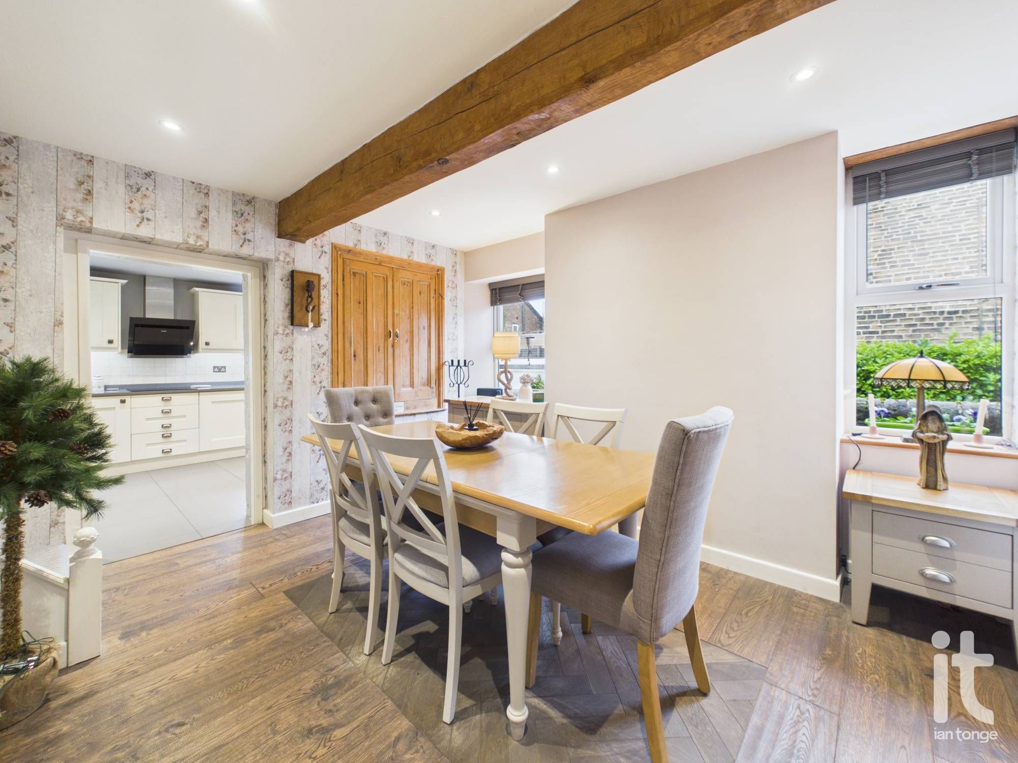 2 bedroom end terraced house For Sale in Stockport - Property photograph.