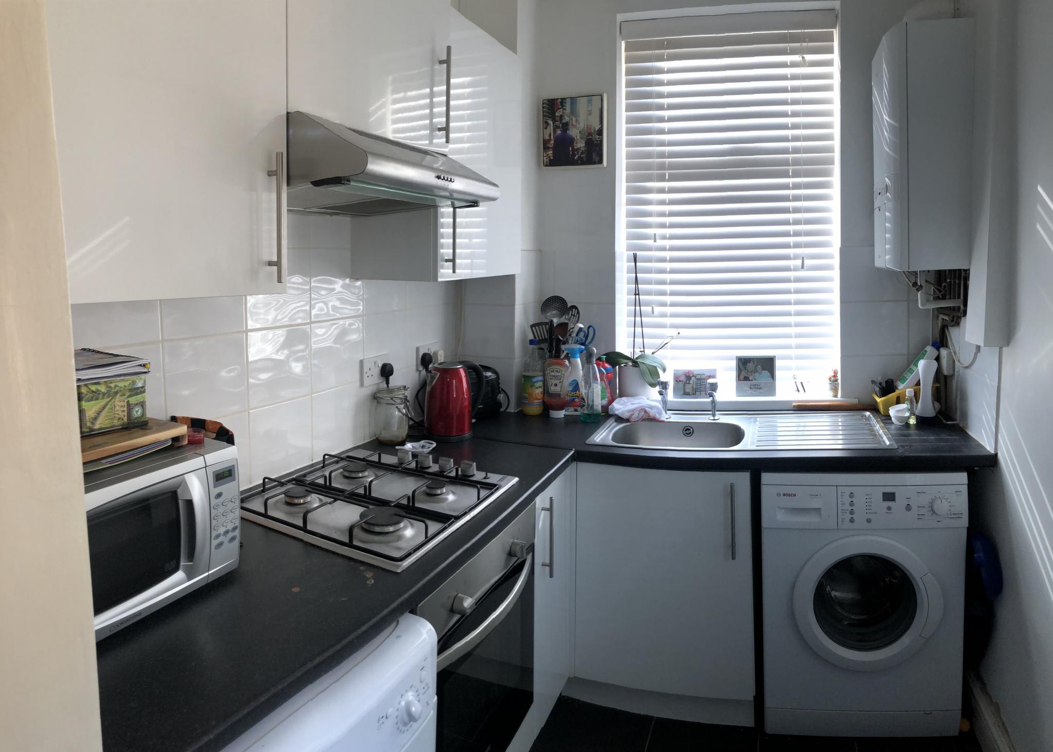 2 bedroom mid terraced house Let in Stockport - Photograph 2.