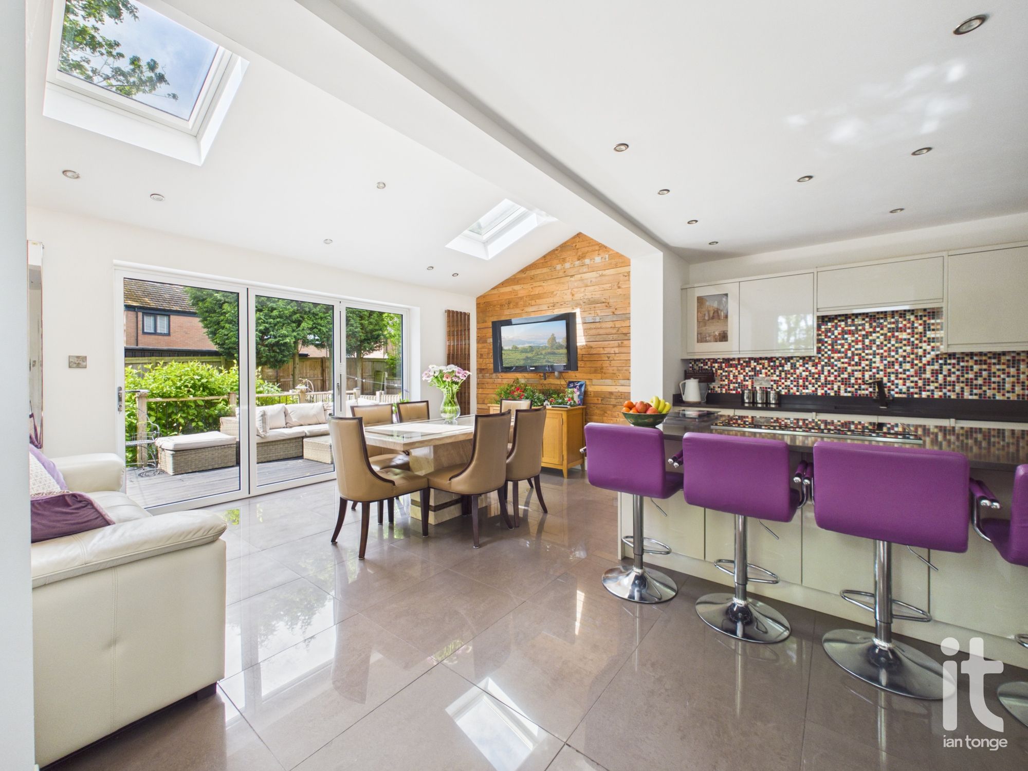 3 bedroom semi-detached house For Sale in Stockport - Property photograph.