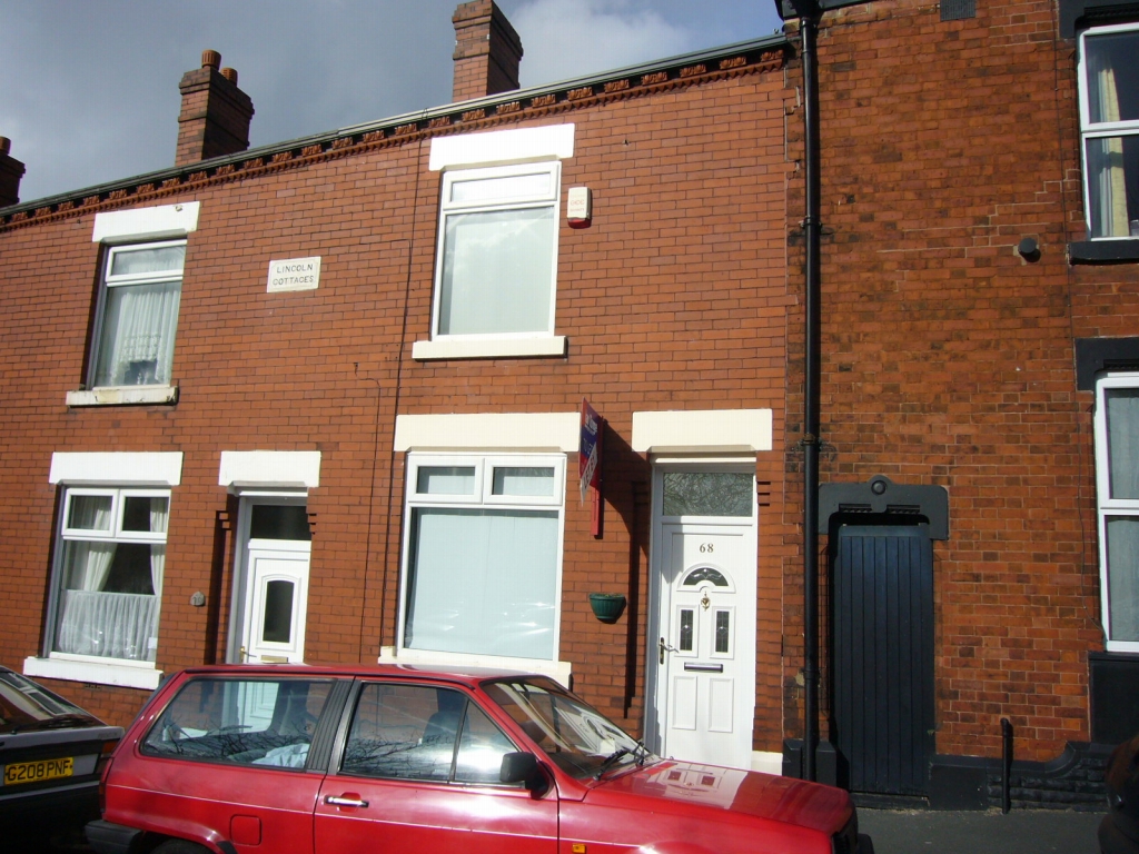 2 bedroom mid terraced house Let in Dukinfield - 0.