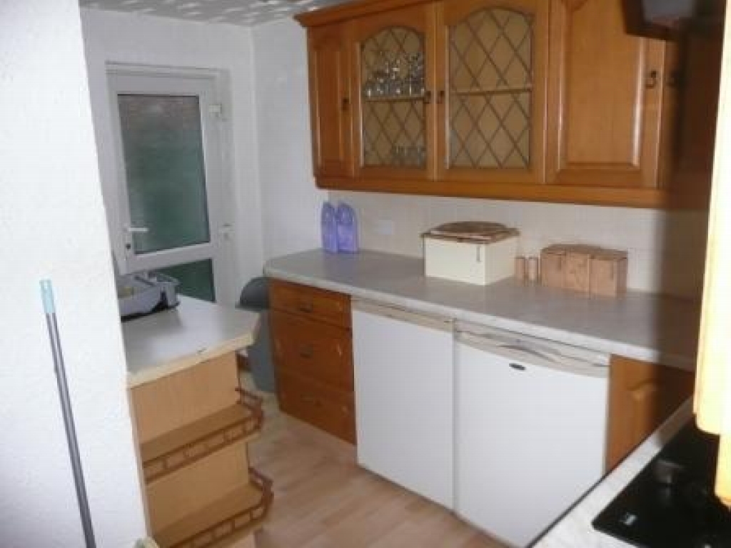 2 bedroom mid terraced house Let in Dukinfield - 0.