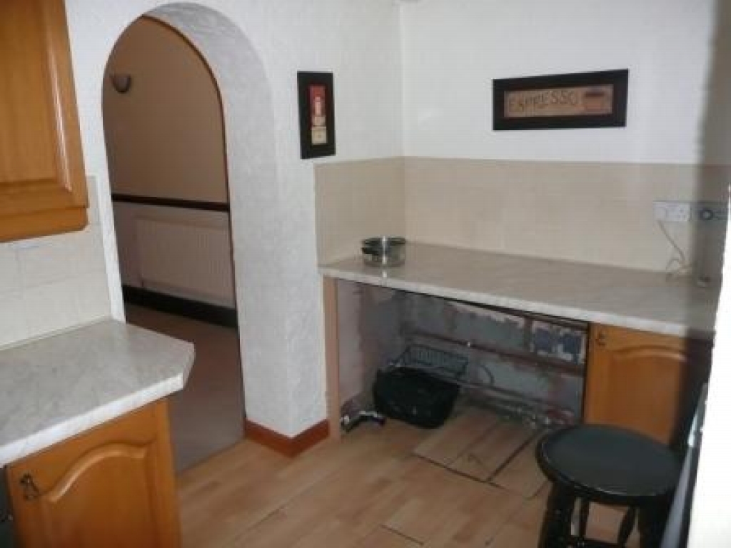 2 bedroom mid terraced house Let in Dukinfield - 0.