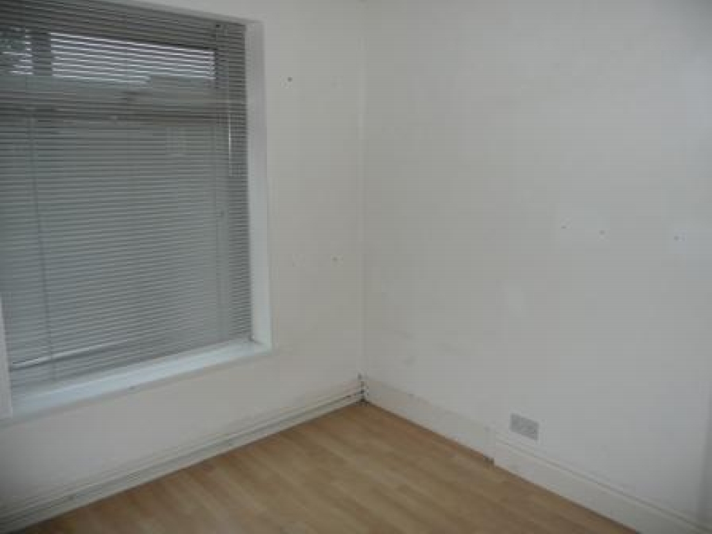 2 bedroom mid terraced house Let in Dukinfield - 0.