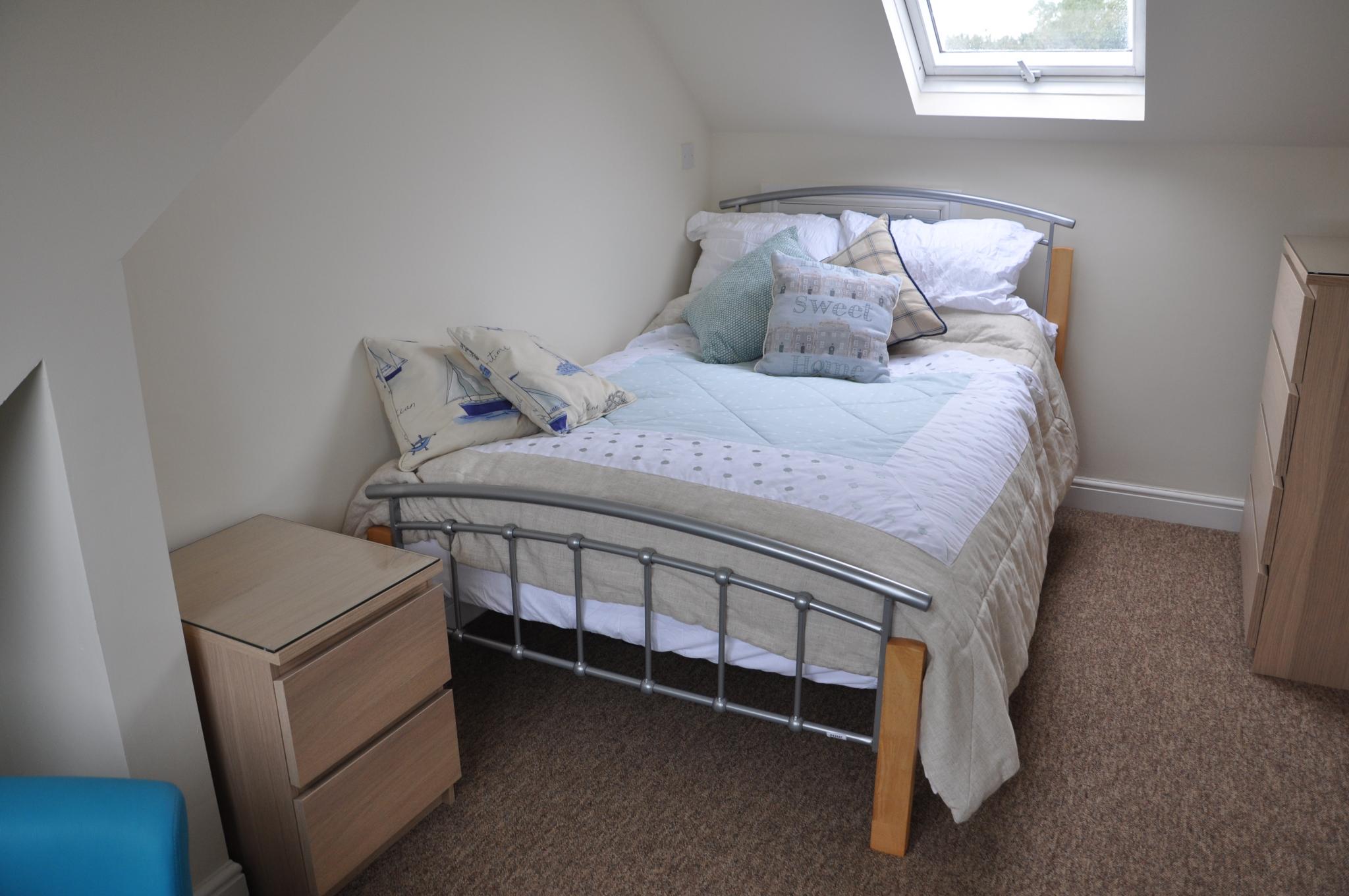 1 bedroom shared house Let in Wilmslow - Photograph 3.