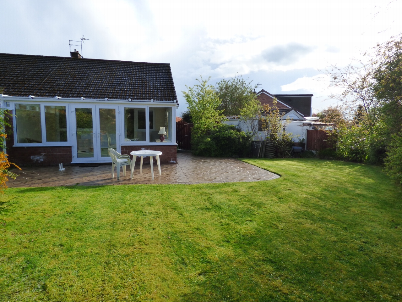 2 bedroom detached bungalow Under Offer in Stockport - 0.