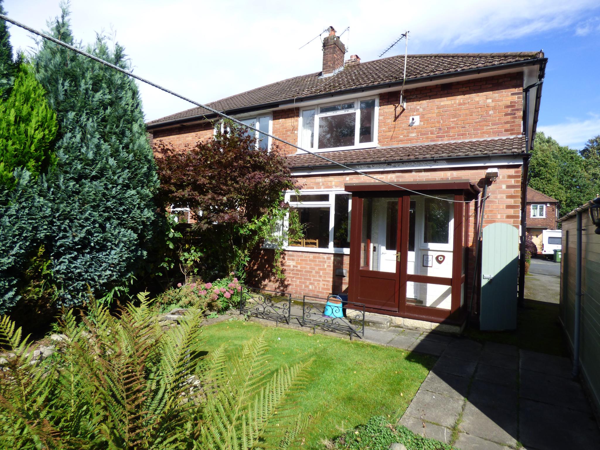 3 bedroom semi-detached house Let in Stockport - 3.