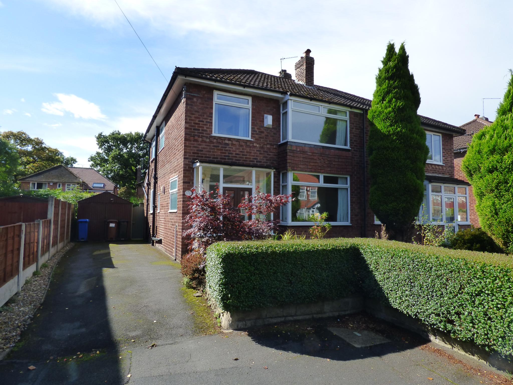 3 bedroom semi-detached house Let in Stockport - 1.