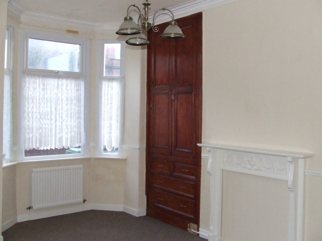 3 bedroom mid terraced house Let in Hyde - 0.