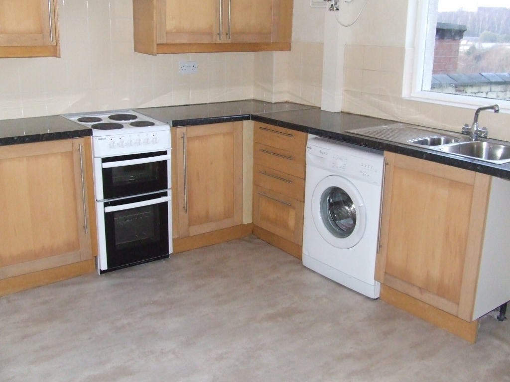 3 bedroom mid terraced house Let in Hyde - 0.