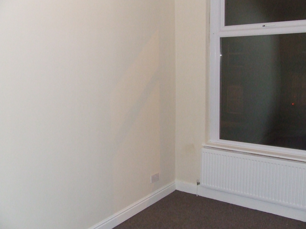 3 bedroom mid terraced house Let in Hyde - 0.