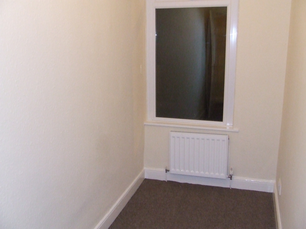 3 bedroom mid terraced house Let in Hyde - 0.