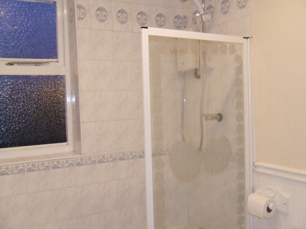3 bedroom mid terraced house Let in Hyde - 0.