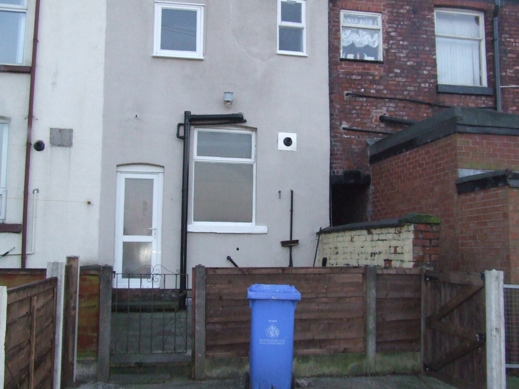 3 bedroom mid terraced house Let in Hyde - 0.