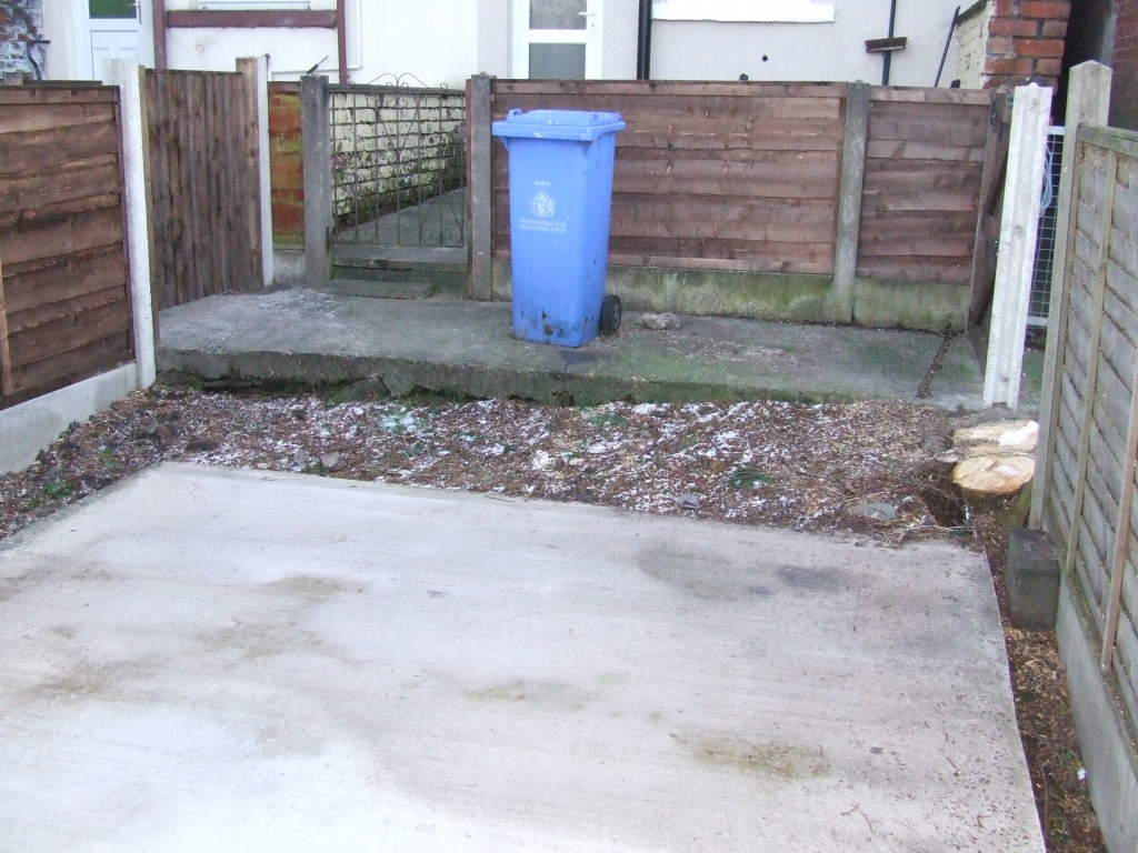 3 bedroom mid terraced house Let in Hyde - 0.