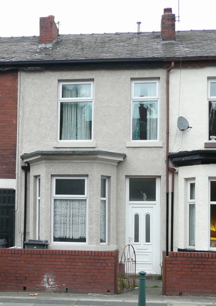 3 bedroom mid terraced house Let in Hyde - 0.