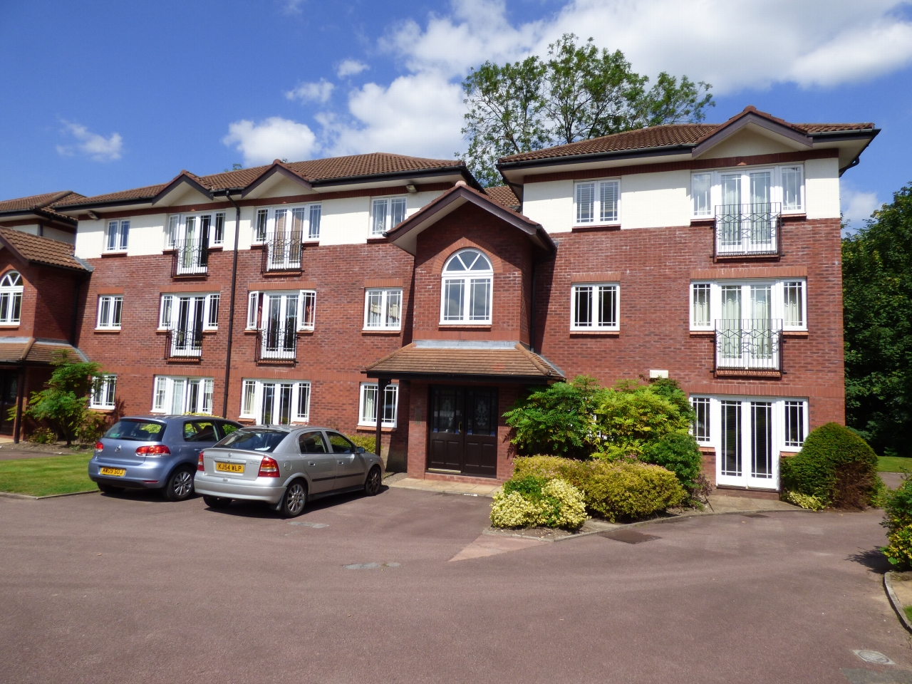 2 bedroom ground floor flat/apartment Let in Stockport - Photograph 1.