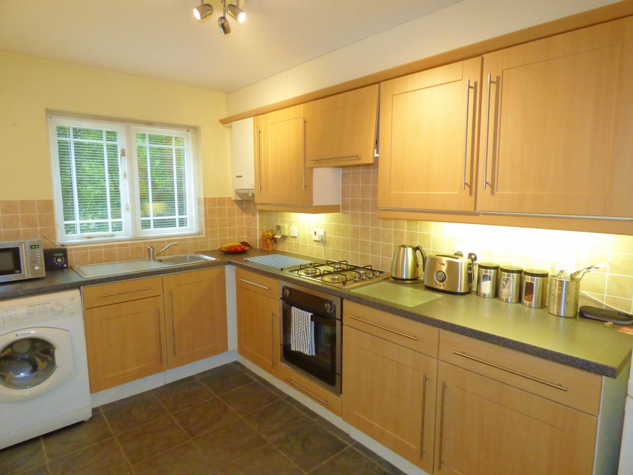 2 bedroom ground floor flat/apartment Let in Stockport - Photograph 2.