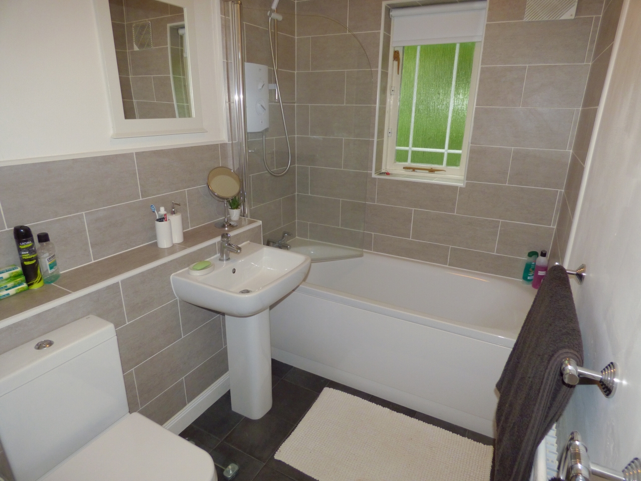 2 bedroom ground floor flat/apartment Let in Stockport - Photograph 3.