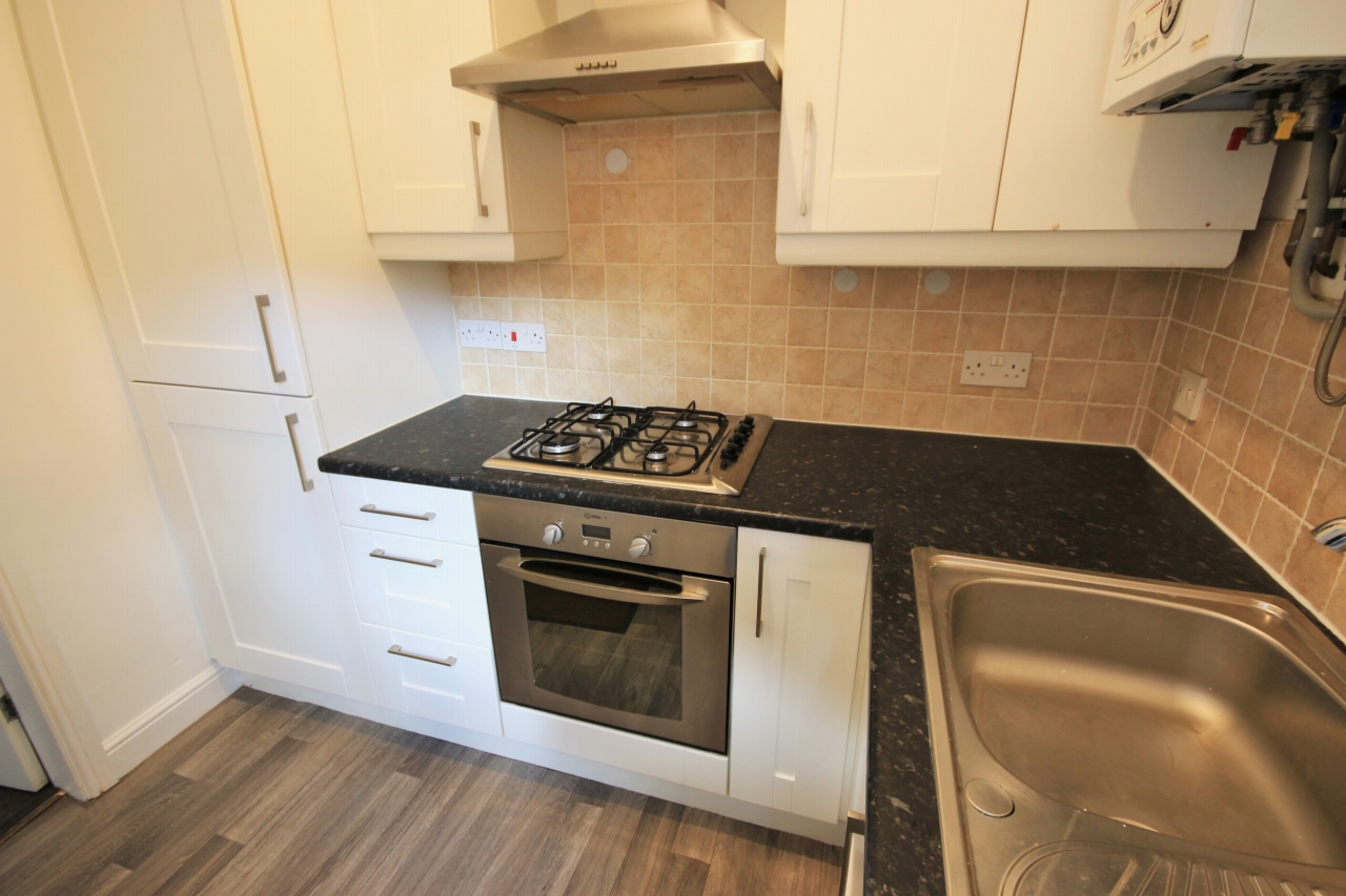2 bedroom mid terraced house Let in Wigan - Photograph 5.