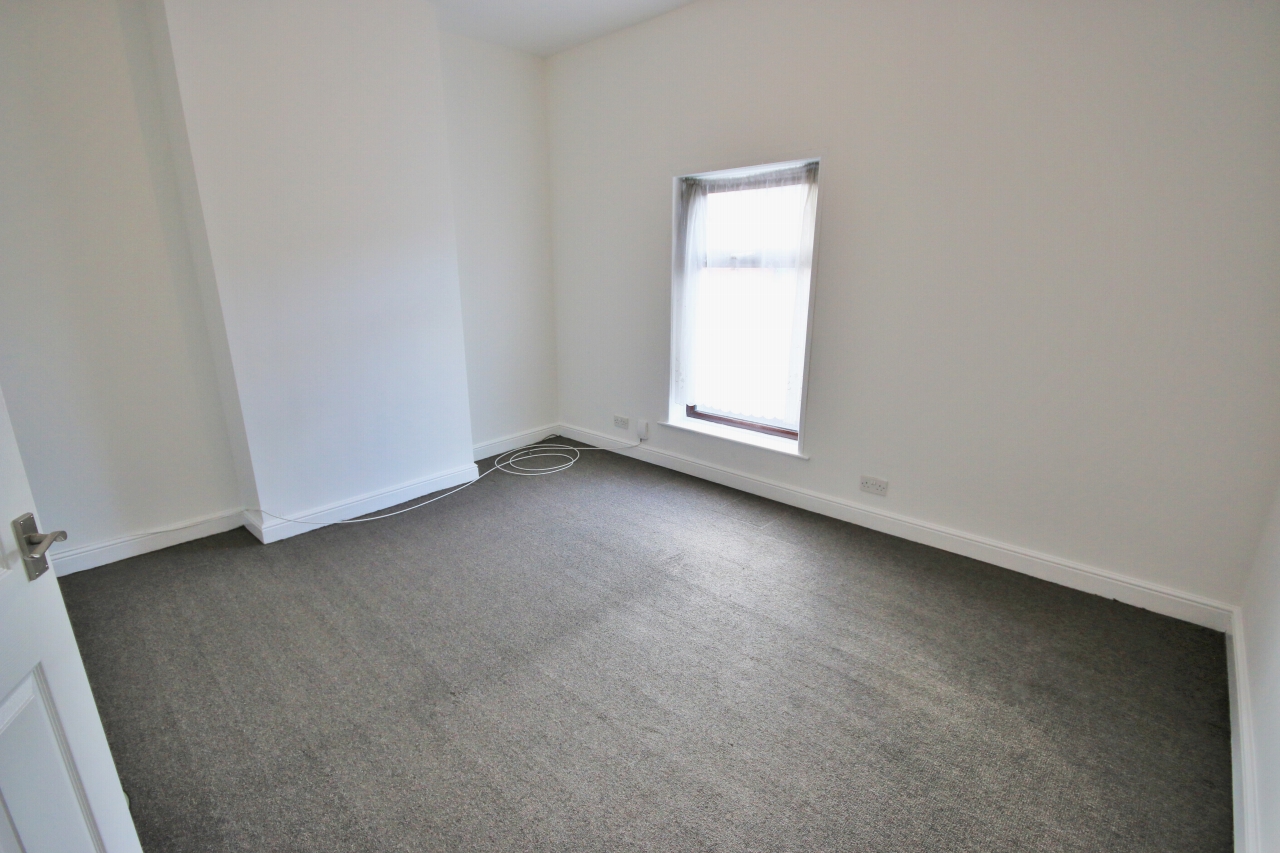 2 bedroom mid terraced house Let in Wigan - Photograph 6.