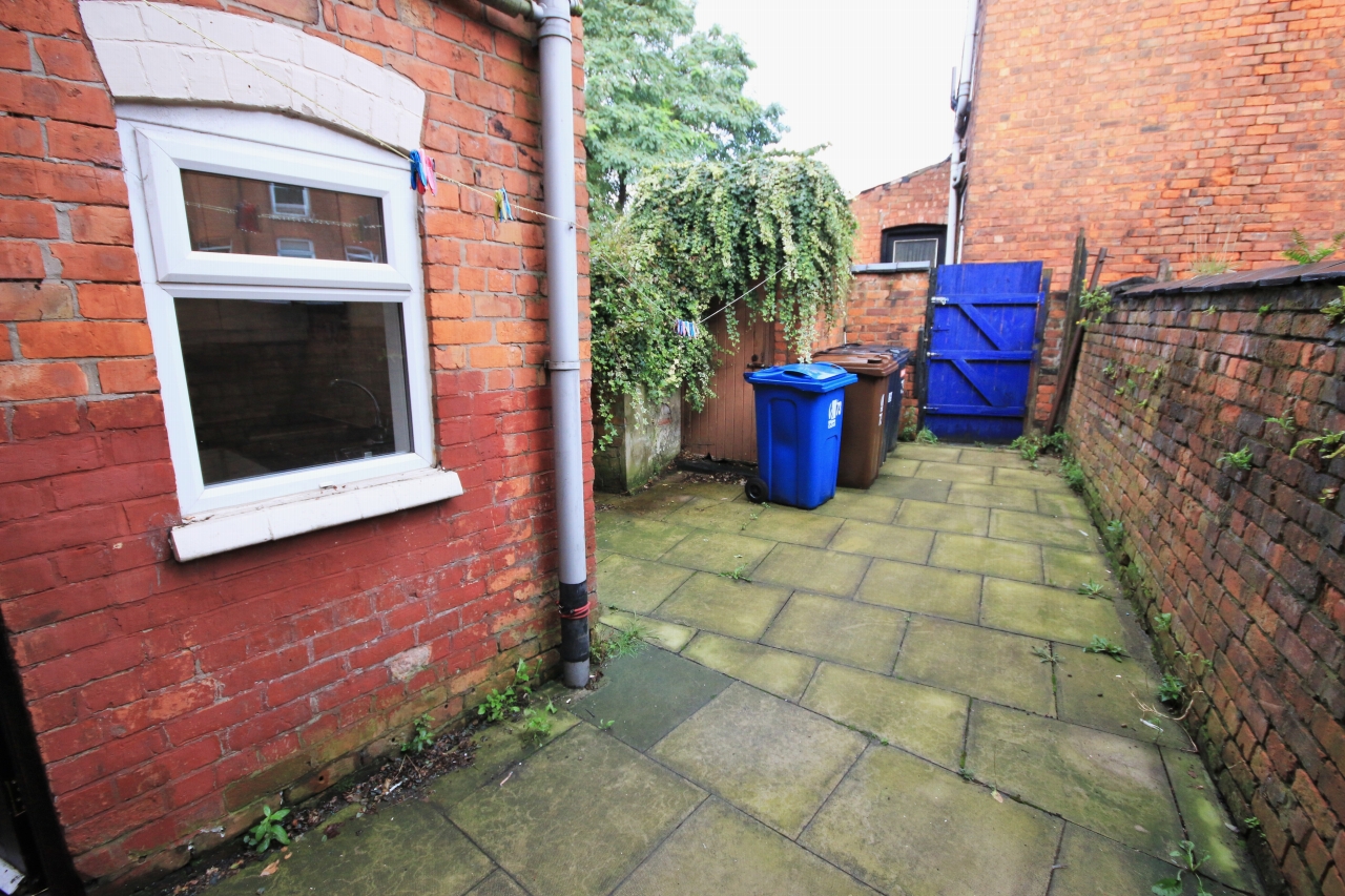 2 bedroom mid terraced house Let in Wigan - Photograph 9.