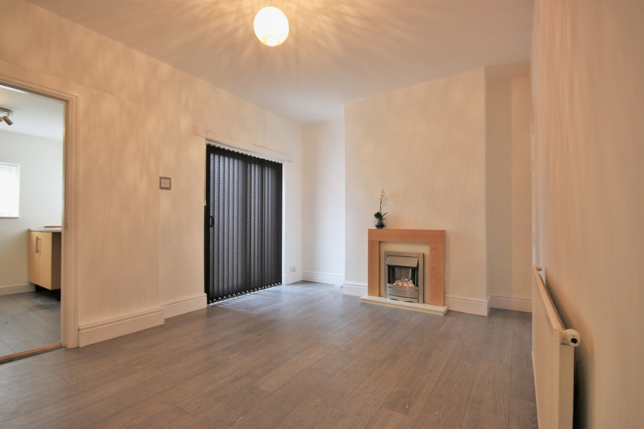 2 bedroom mid terraced house Let in Wigan - Photograph 4.