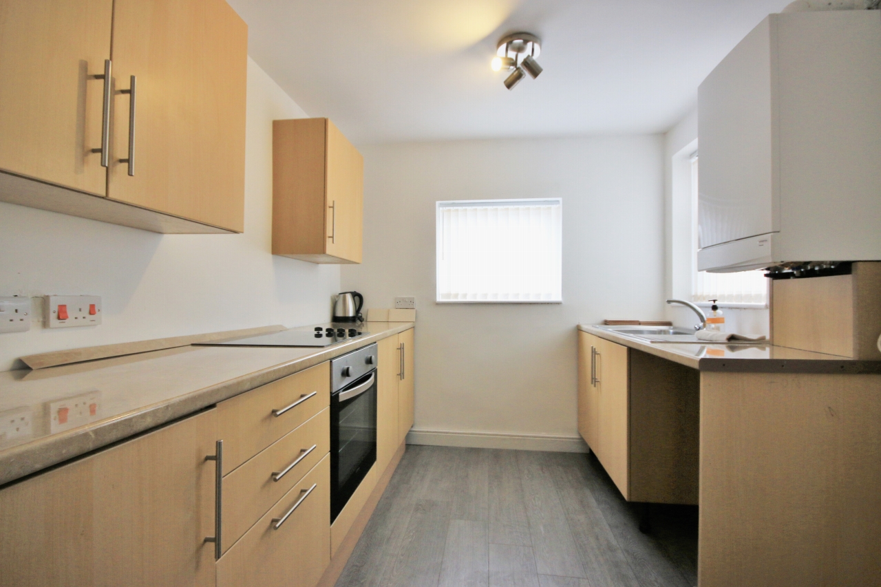 2 bedroom mid terraced house Let in Wigan - Photograph 5.