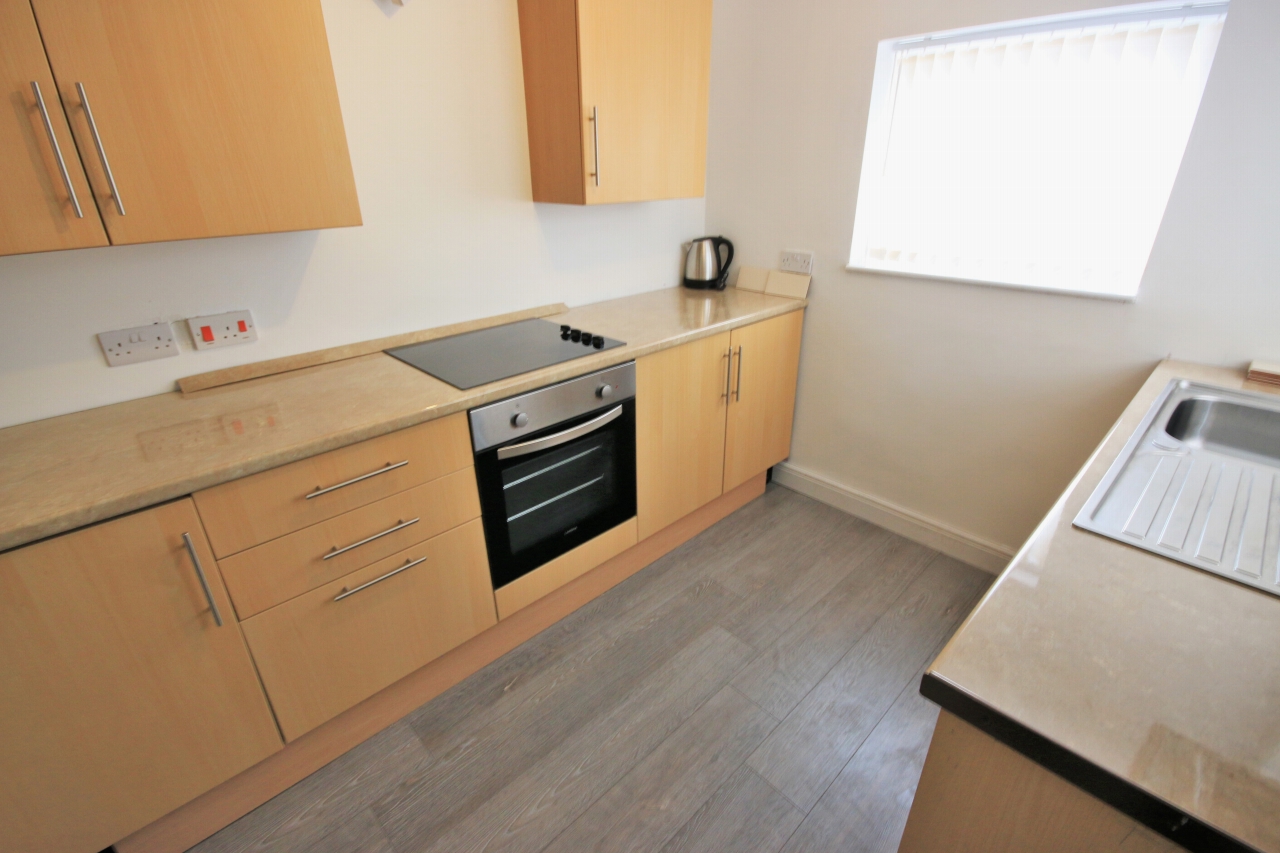 2 bedroom mid terraced house Let in Wigan - Photograph 6.