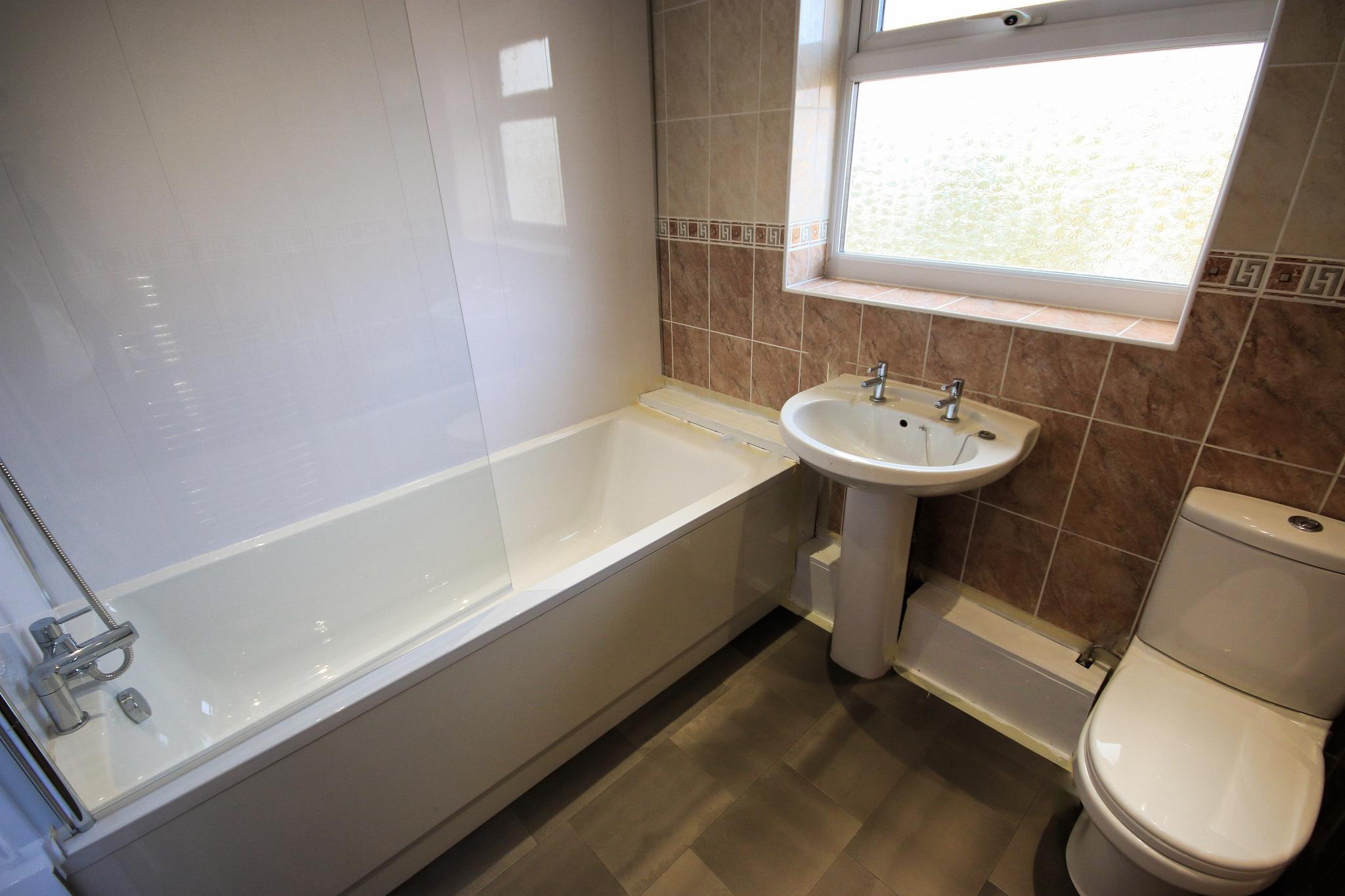 3 bedroom semi-detached house Let in Wigan - Bathroom.