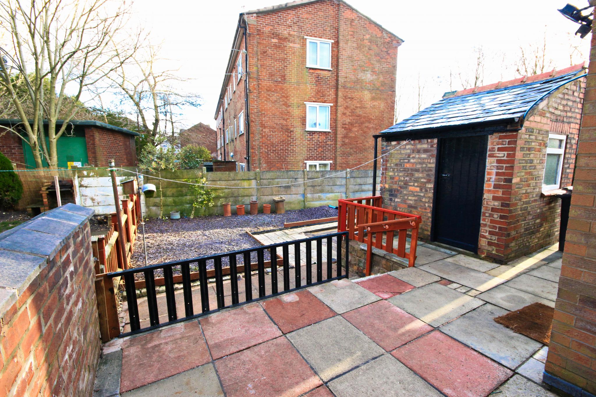 3 bedroom semi-detached house Let in Wigan - Garden.