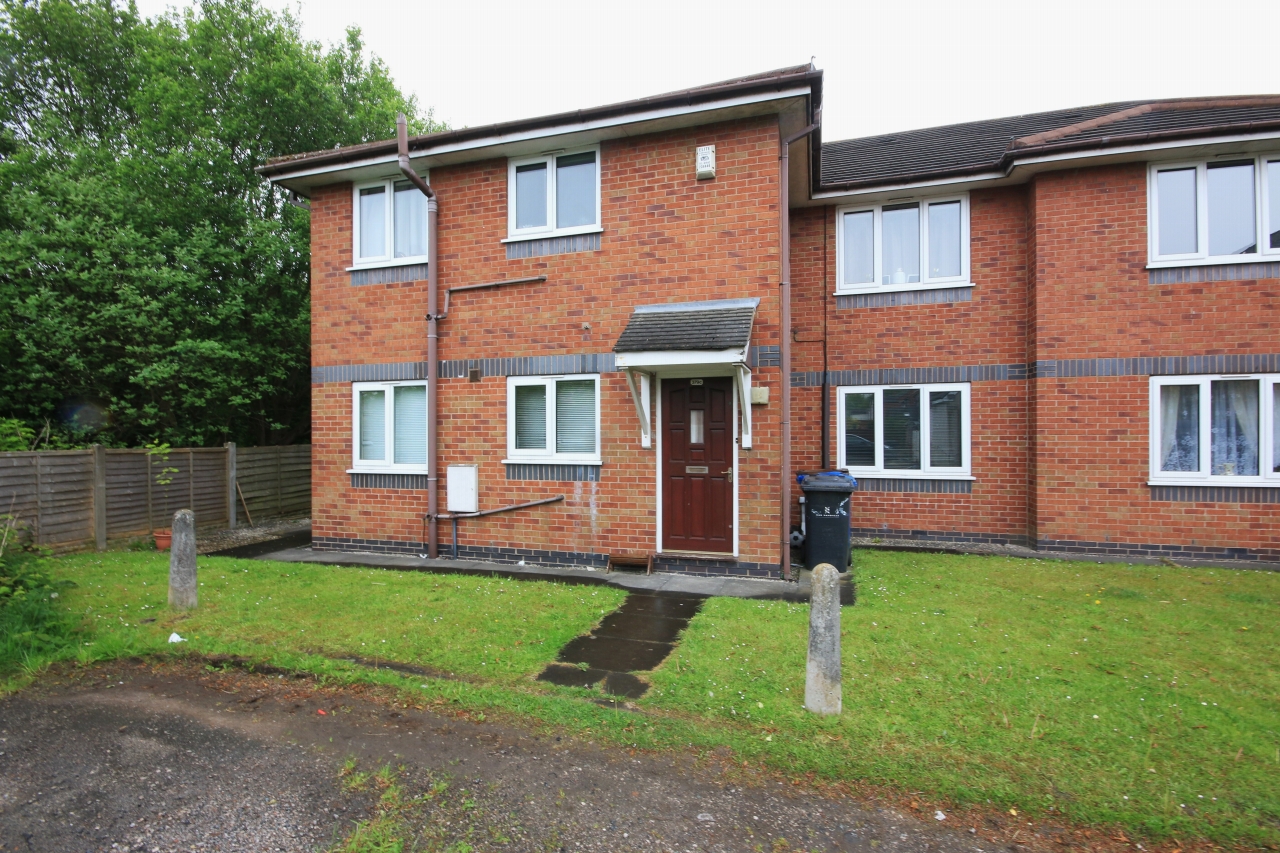 2 bedroom apartment flat/apartment Let in Wigan - Photograph 1.