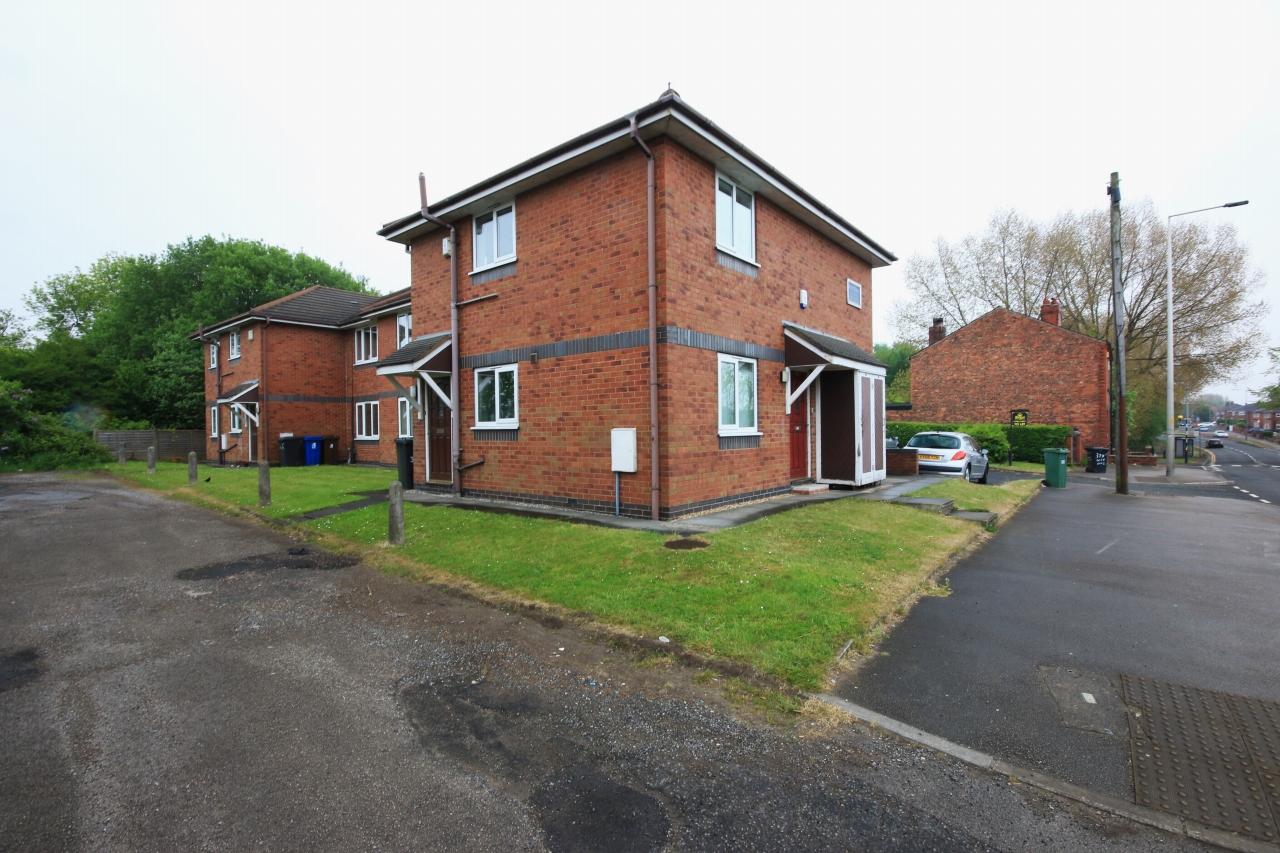 2 bedroom apartment flat/apartment Let in Wigan - Photograph 2.