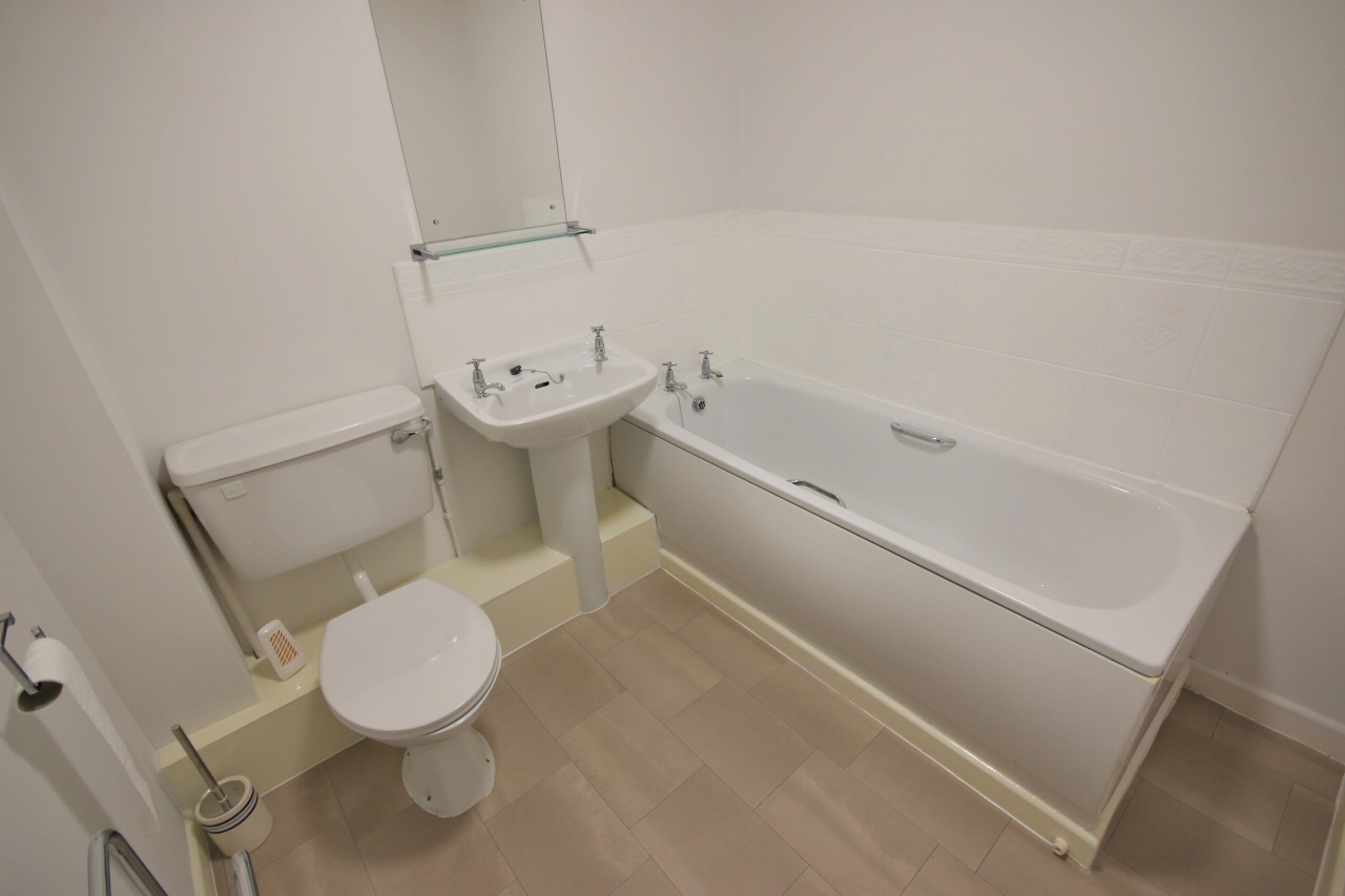 2 bedroom apartment flat/apartment Let in Wigan - Photograph 8.