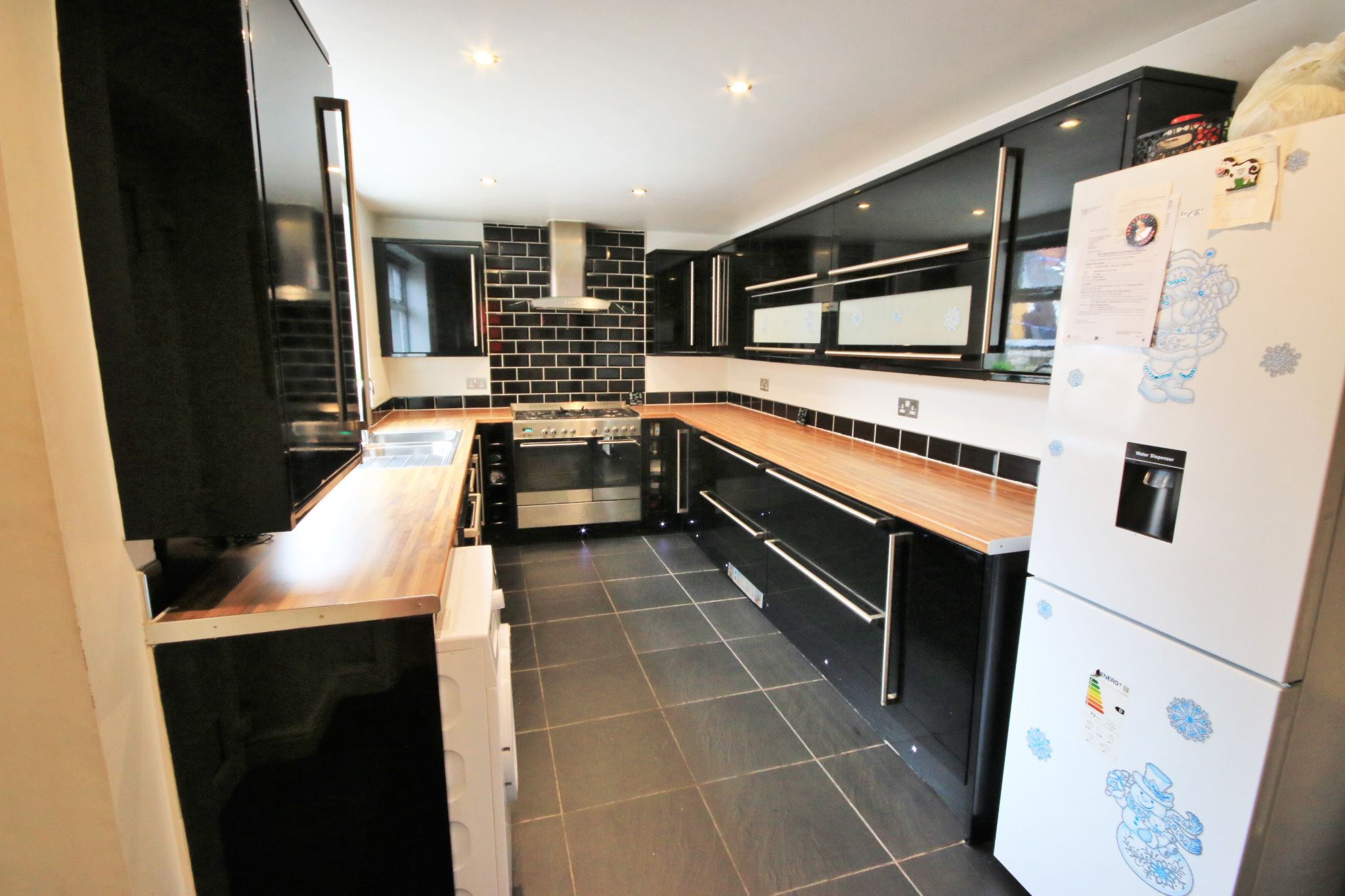 3 bedroom mid terraced house Let in Wigan - Photograph 6.