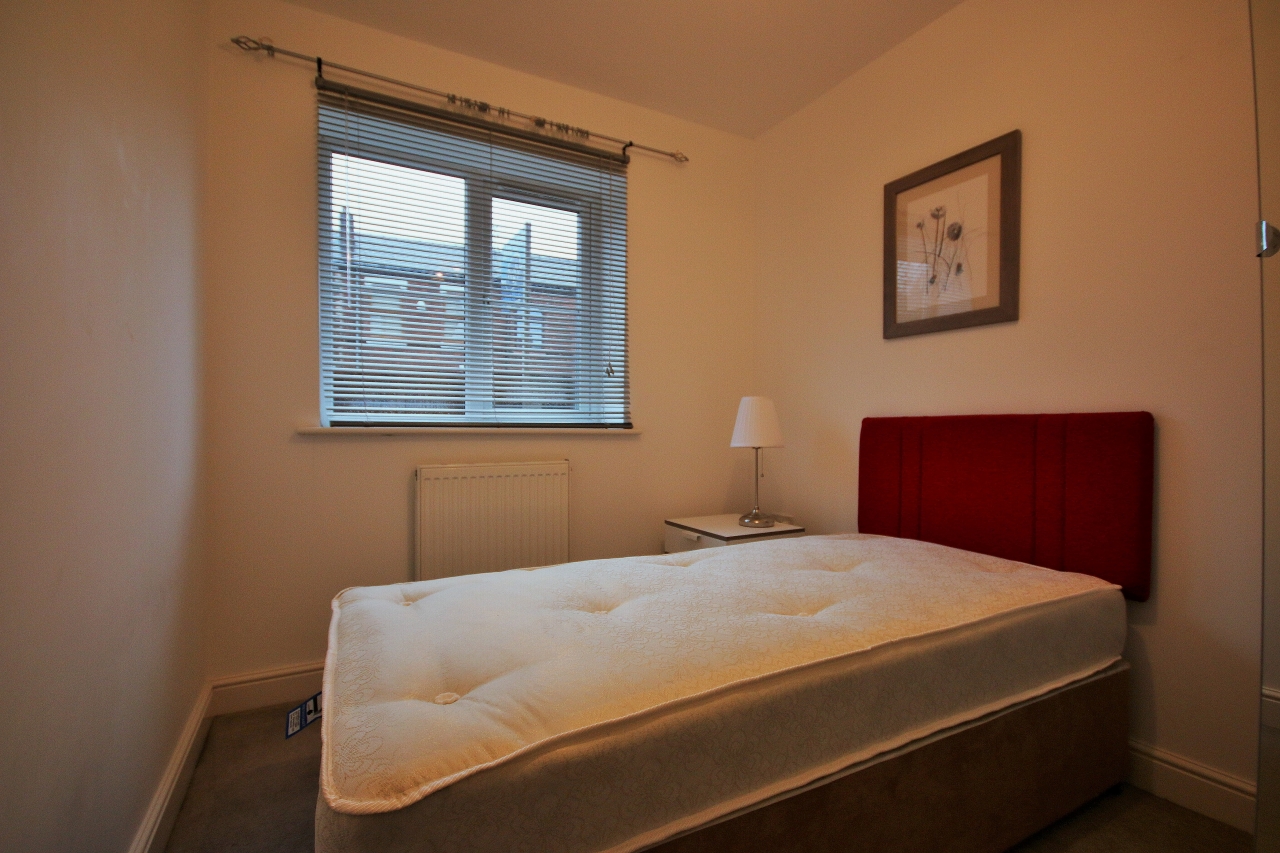 2 bedroom apartment flat/apartment Let in Wigan - Photograph 6.