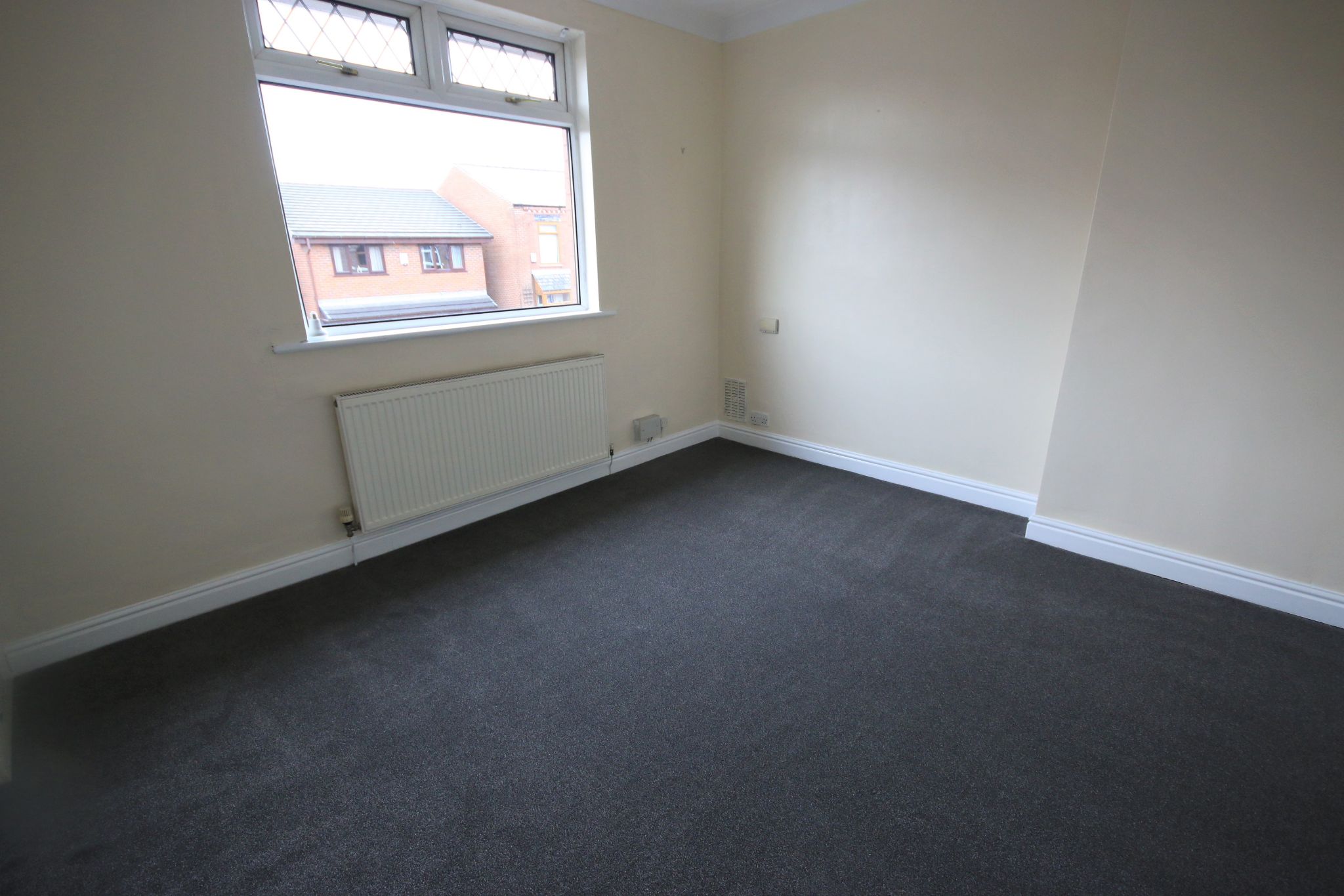 2 bedroom mid terraced house Let in Wigan - Photograph 6.