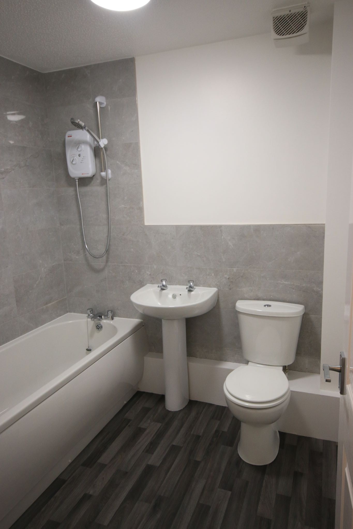 2 bedroom apartment flat/apartment Let in Wigan - Photograph 6.